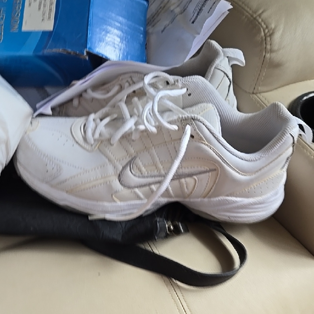 Nike White Low-Cut Lace-Up Athletic Sneakers
